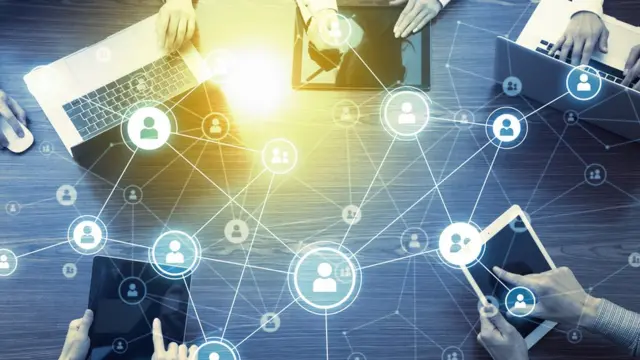 Diferentes dispositivos inalámbricos en una mesa con gráficos de conexión.