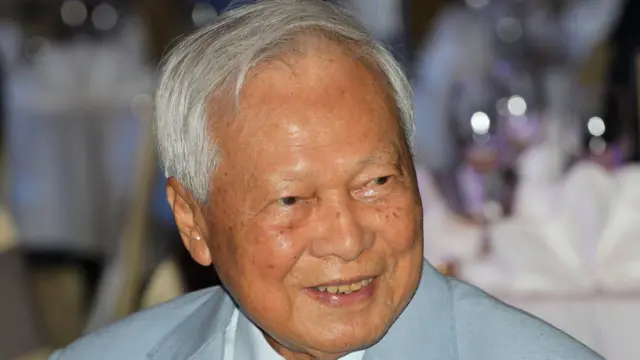 پرم تینسولانوندا ۹۶ ساله و از مشاوران پادشاه درگذشته تایلند