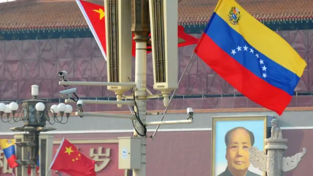 Bandeiras chinesas e venezuelana, hasteadas na China