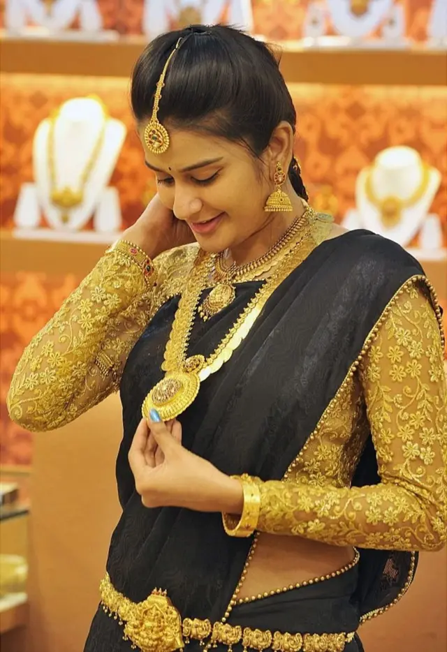 బంగారం ఆభరణాలు ధరించిన మహిళ