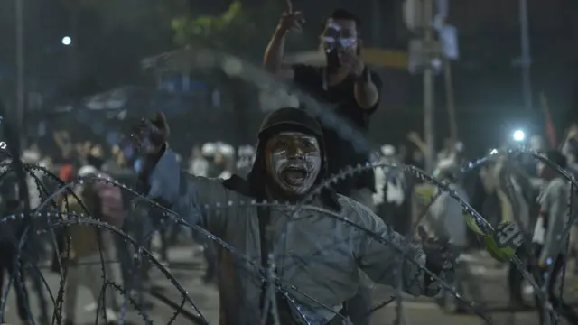 Sejumlah massa aksi terlibat kericuhan di depan gedung Bawaslu, Jakarta, Rabu (22/5/209). Aksi unjuk rasa itu dilakukan menyikapi putusan hasil rekapitulasi nasional Pemilu serentak 2019.