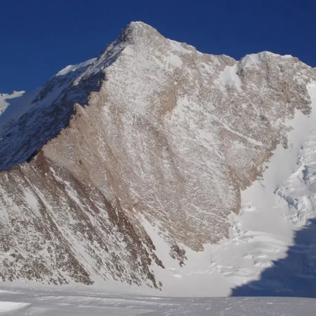 Monte Sisu en la Antartica, bautizado así por el escalador finlandés Veikka Gustafsson. Fotograífa de Damien Gildea.