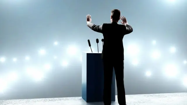 Мужчина перед аудиторией