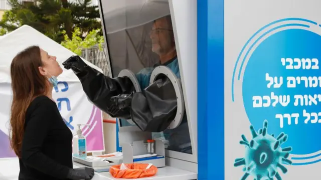 کادر درمانی اسرائیل در این غرفهها از مردم نمونه میگیرند و به آزمایشگاه میفرستند