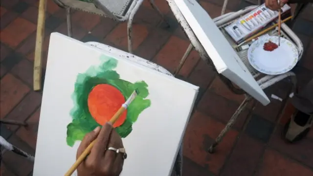 লাল সবুজ পতাকা ফুটে উঠছে ক্যানভাসে।