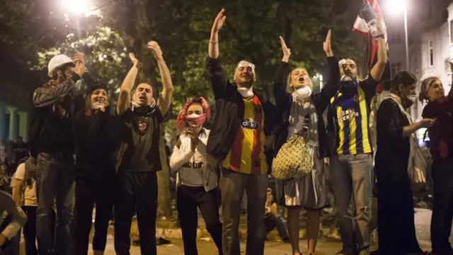 Takımlarının formalarıyla Gezi protestolarına katılanlar