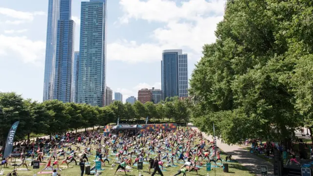 Gente practicando yoga