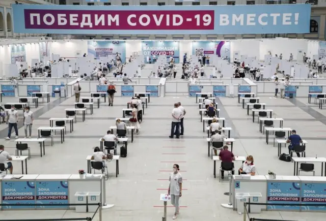 Chờ đợi để được tiêm vaccine Sputnik V của Nga ở Moscow, Nga, ngày 15 tháng 7 năm 2021