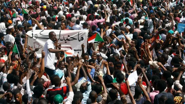 Yadda 'yan Sudan suka fita bisa titunan birnin Omdurman na kasar Sudan kenan suna murnar hambareal-Bashir daga mukaminsa na shugaban kasa bayan ya shafe shekara 30 yana mulki.