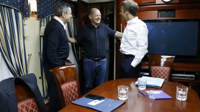 الزعماء الثلاثة في القطار إلى كييف.