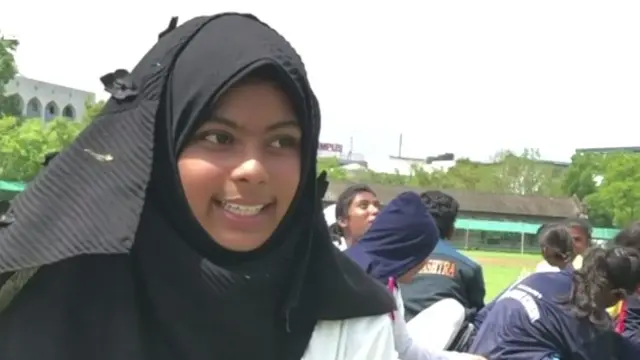 హిజాబ్‌తో క్రికెట్ ఆడుతున్న అమ్మాయి