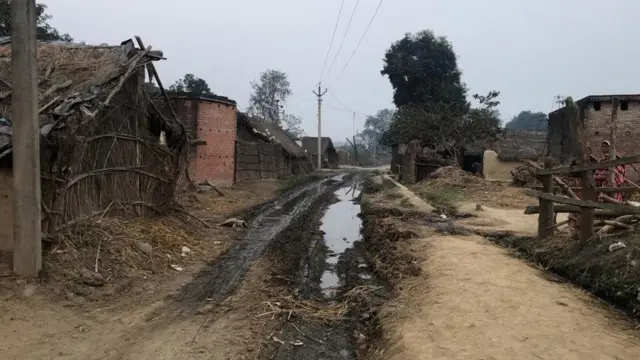 गांव में अधिकतर मकान कच्चे हैं और सड़कें भी नहीं बनी हैं