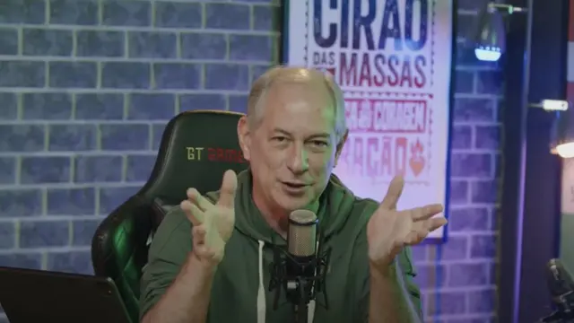 Ciro gesticulando enquanto fala sentadocódigo bônus pixbet 2024cadeira gamer