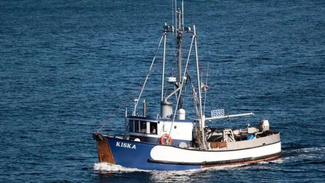 Un barco de pesca de salmón