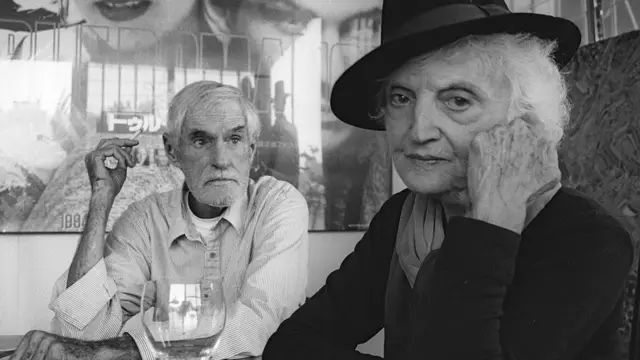 Su viuda Laura con el psicólogo Timothy Leary.