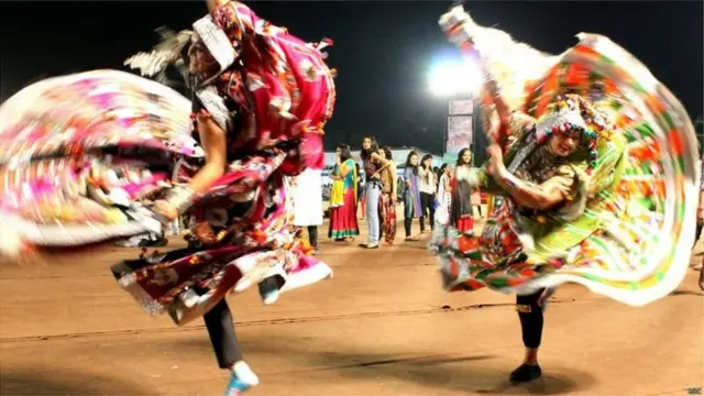 ફાલ્ગુનીએ ગીતો પોતાની શૈલીમાં ગાઈને પોતાની હળવી ઝલકથી એ ગીતોને દર્શકોના મોંમાં રમતા મૂકવાનું ખૂબ જ મુશ્કેલ કાર્ય પાર પાડ્યું છે