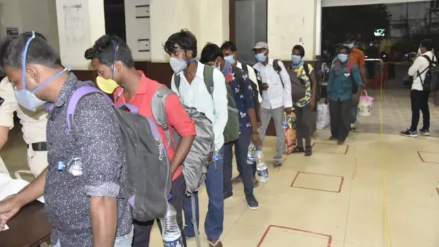 రాయలసీమ జిల్లాల నుంచి రైళ్ళలో సొంత ఊళ్ళకు పయనమైన వలస కార్మికులు