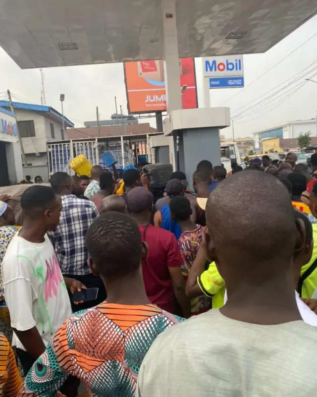 Nigerians dey struggle to buy fuel for filling station