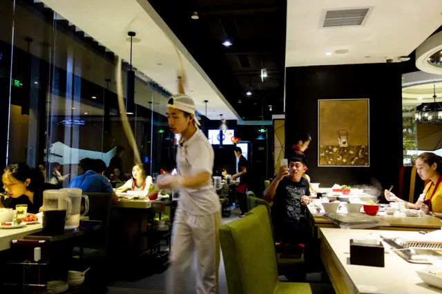 網紅表演拉麵秀