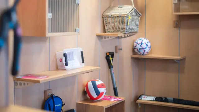 사물들이 선발에 진열되어 있다