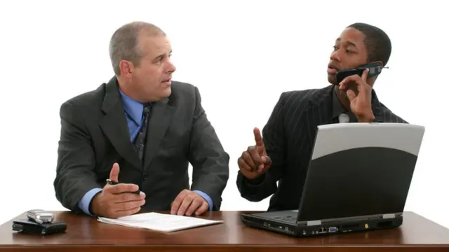 رجلان يتناقشان