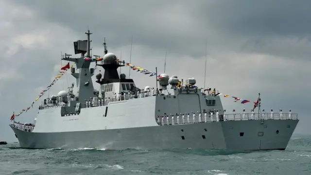 Китайский фрегат "Хуаньшан" на маневрах