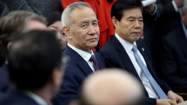 Phó Thủ tướng Trung Quốc Lưu Hạc đã gặp ông Trump khi ông Trump công bố thỏa thuận thương mại "giai đoạn một" với Trung Quốc tại Nhà Trắng hôm 11/10/2019 ở Washington.