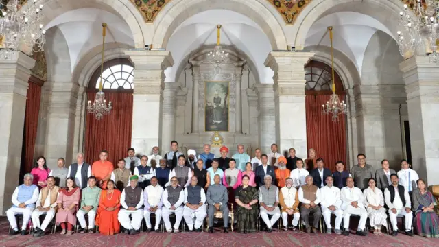 राष्ट्रपती भवनने ट्वीट केलेल्या या फोटोमध्ये खासदार दुष्यंत सिंह हे राष्ट्रपती रामनाथ कोविंद यांच्यामागे उभे दिसत आहेत. हा फोटो 18 मार्चचा आहे.