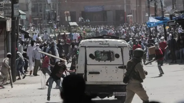 जम्मू कश्मीर में पुलिस अधिकारी