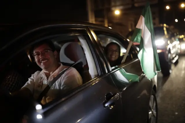 Correligionarios del presidente chaves celebran su victoria