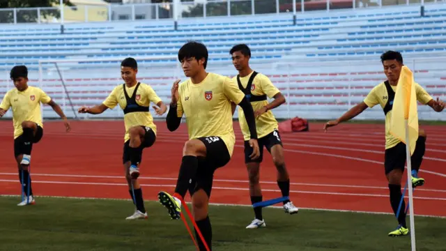 ဖိလစ်ပိုင်နိုင်ငံမှာ လေ့ကျင့်နေတဲ့ မြန်မာအသင်း