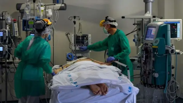 Respiradores artificiales y camas de cuidados intensivos son claves para tratar a los enfermos de coronavirus.