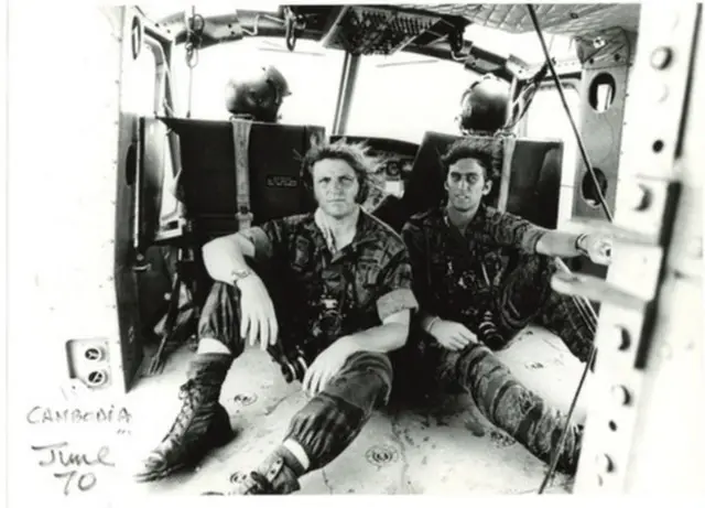 Dick Swanson (izquierda) y el fotógrafo Kent Potter sobrevolando Camboya en un helicóptero en 1970. (Foto: cortesía del Archivo Fotográfico Swanson, UT Austin)