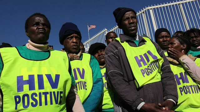 Dezenastop sites de apostaspessoas com colete dizendo 'Hiv positive' sob céu azul