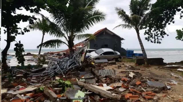اندونزی روی "حلقه آتش" اقیانوس آرام که محل برخورد صفحات تکتونیک زمین است قرار دارد. برخورد همین صفحات باعث زلزله ها و فعالیت های آتشفشانی می شود