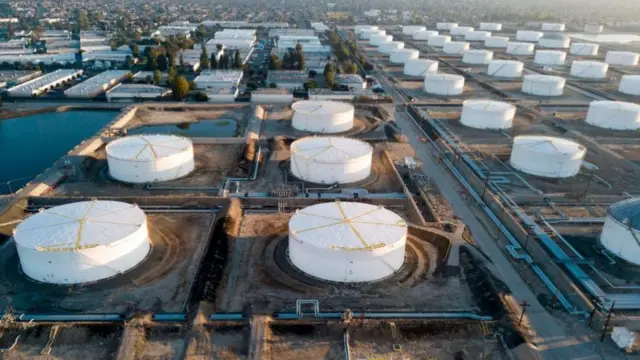 உலக சந்தையில் கச்சா எண்ணெய் விலை சரியும்போது இந்தியாவில் சில்லரை விலை உயர்வது ஏன்?