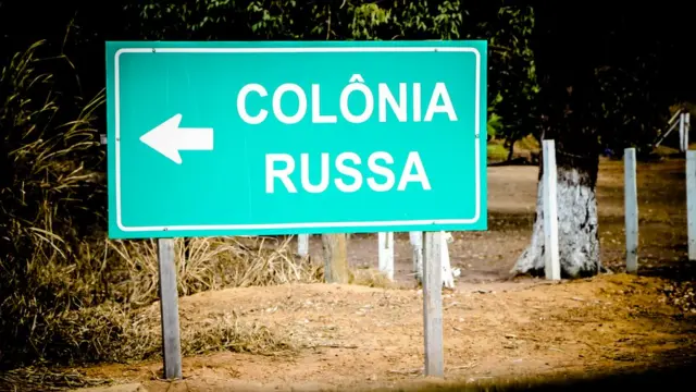 Placa indica entrada da colônia