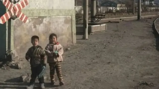 अनेक लहान मुलांना मध्येच शिक्षण सोडून कुटुंबाला हातभार लावावा लागतो.