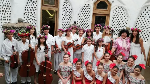 Niños con instrumentos musicales