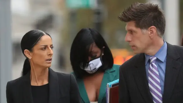 محامية الدفاع نيكول بلانك بيكر (يسار)