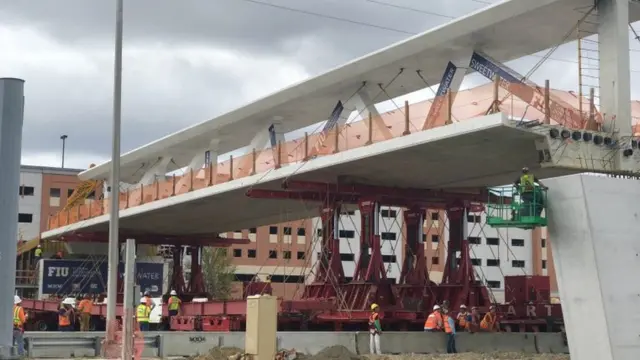 Foto da ponte sendo instalada