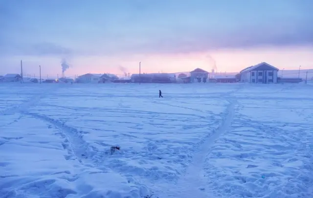 సూర్యోదయానా గ్రామంలో నడుస్తూ వెళ్తున్న వ్యక్తి. ఇక్కడ ఉన్న వాతావరణ పరిస్థితులే దాదాపు ఈ ప్రాంతమంతా ఉంటాయి. 1892 ఫిబ్రవరిలో ప్రపంచంలో అతి తక్కువ ఉష్ణోగ్రత వెర్కోయాన్స‌క్‌లో నమోదైంది.