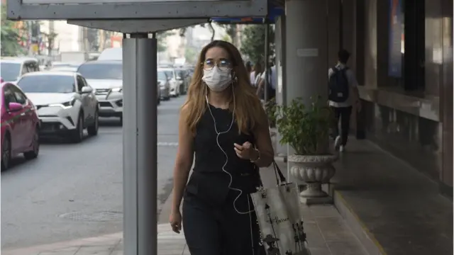 หน้ากากกลายเป็นอุปกรณ์ที่ชาวกรุงเทพฯ ต้องมีไว้เพื่อปกป้องตัวเองจากฝุ่นละอองขนาดเล็ก