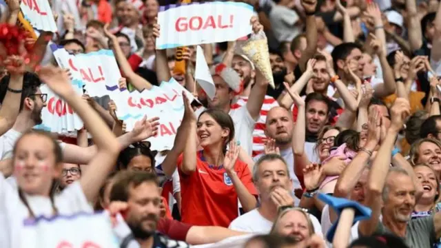 La finale de l'EURO 2022 féminin a rempli les 87 192 places du stade de Wembley, soit la plus grande affluence de l'histoire pour une finale de Championnat d'Europe - féminin ou masculin.