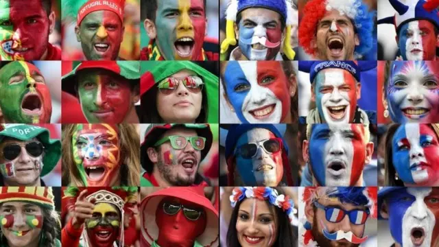 Болельщики обеих команд в боевом раскрасе