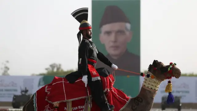 ইসলামাবাদে পাকিস্তানের জাতীয় দিবসে উটের পিঠে একজন সেনা সদস্য, ২৩/০৩/২০২২