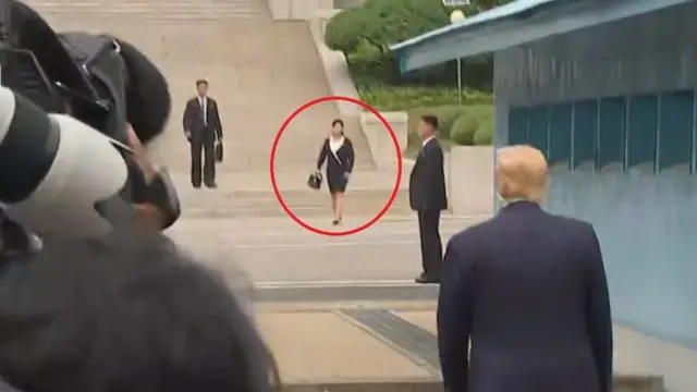 30일 김 위원장의 동선을 챙기는 현송월의 모습이 화면에 잡혔다