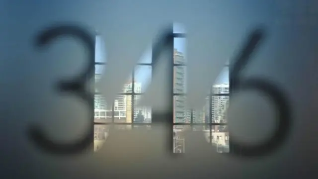 Un número en un vidrio