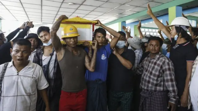 నిరసనల్లో ప్రాణాలు కోల్పోయిన వ్యక్తికి అంతిమ సంస్కారాలు చేస్తున్న దృశ్యం