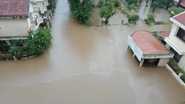 घरांमध्येही पाणी घुसलं आहे.